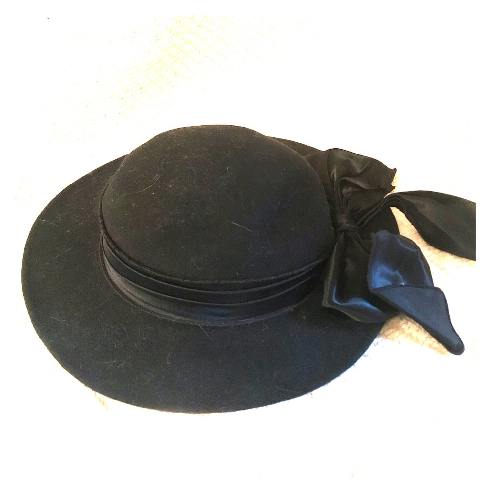 Three (3) Vintage hats and hatbox.